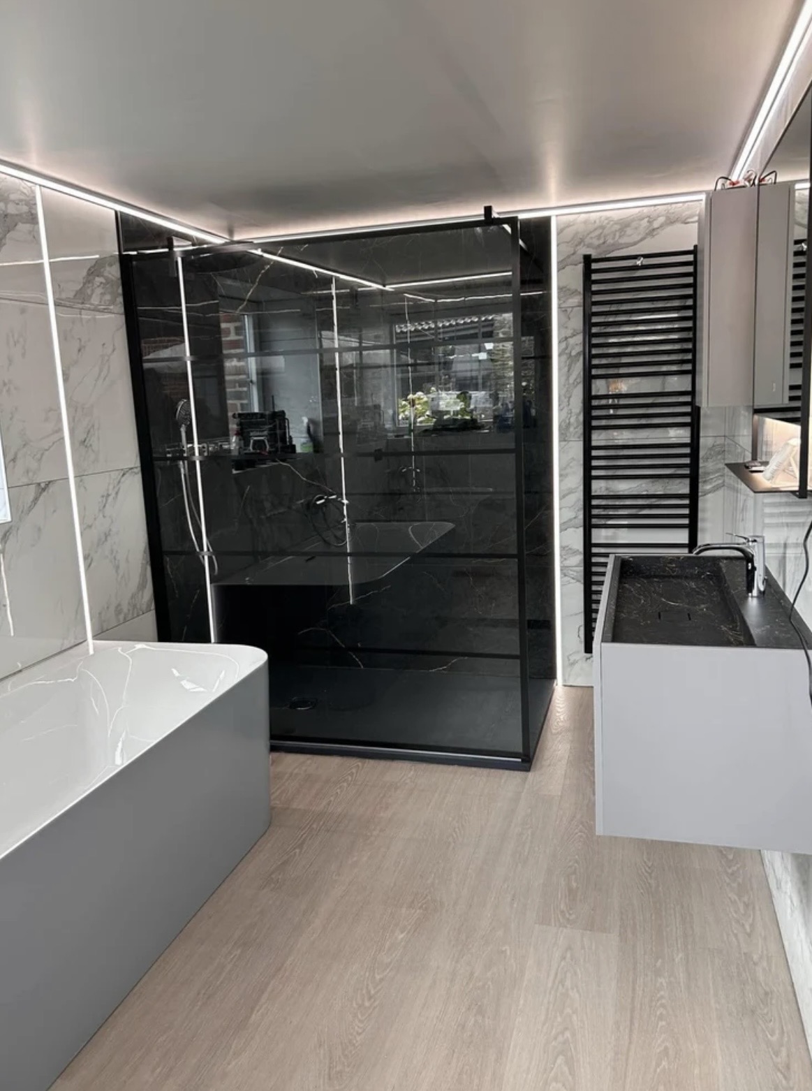 Salle de bain après rénovation, douche à l’italienne et paroi vitrée